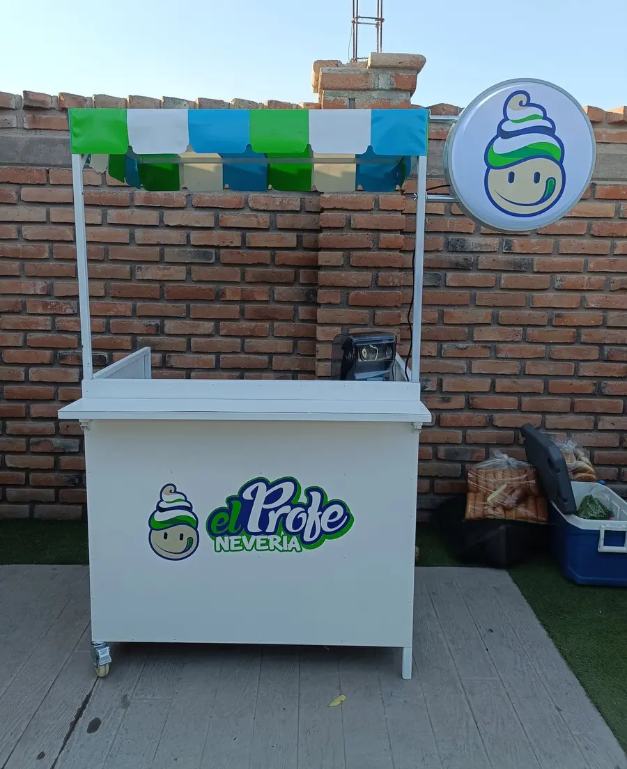 El carrito de Nevería El Profe para eventos, con su toldo verde y azul