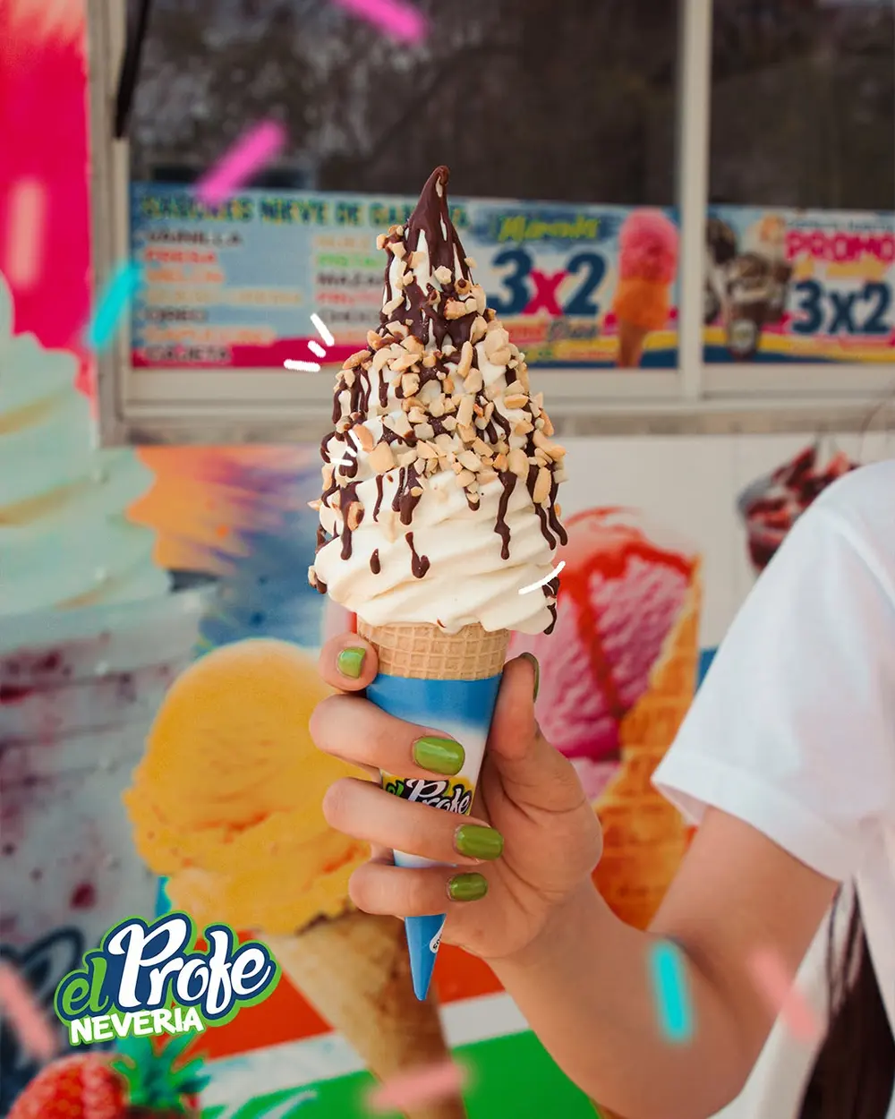 Un cono de nieve de chorro con chocolate y nuez frente al letrero de sabores de Nevería El Profe